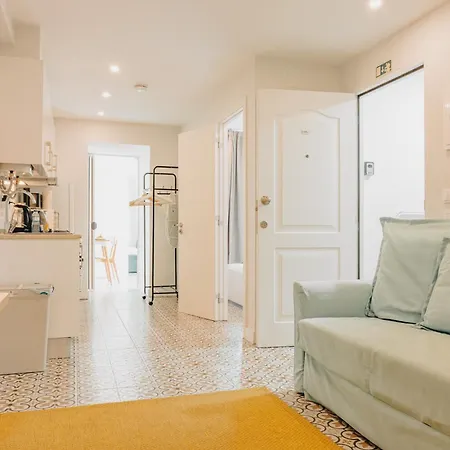 Lapa Charm With Patio Lisbona